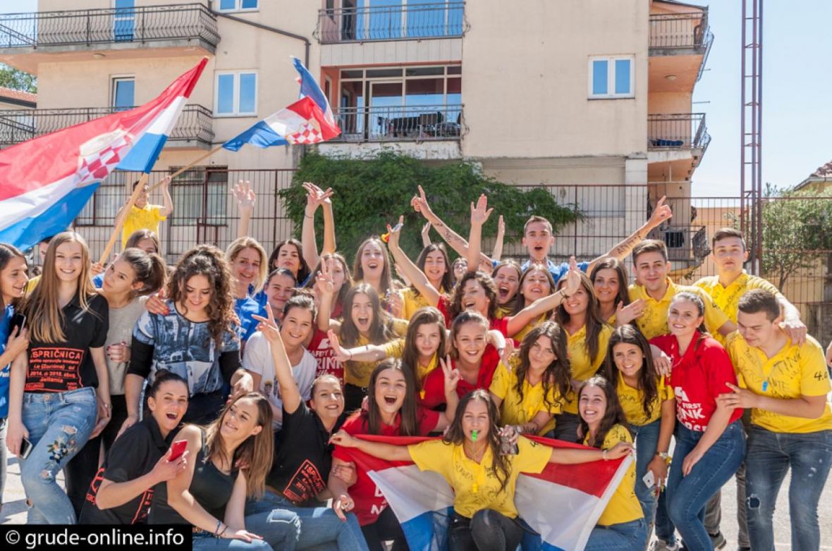 maturanti_zastava_herceg_bosna_grude_online1.jpg