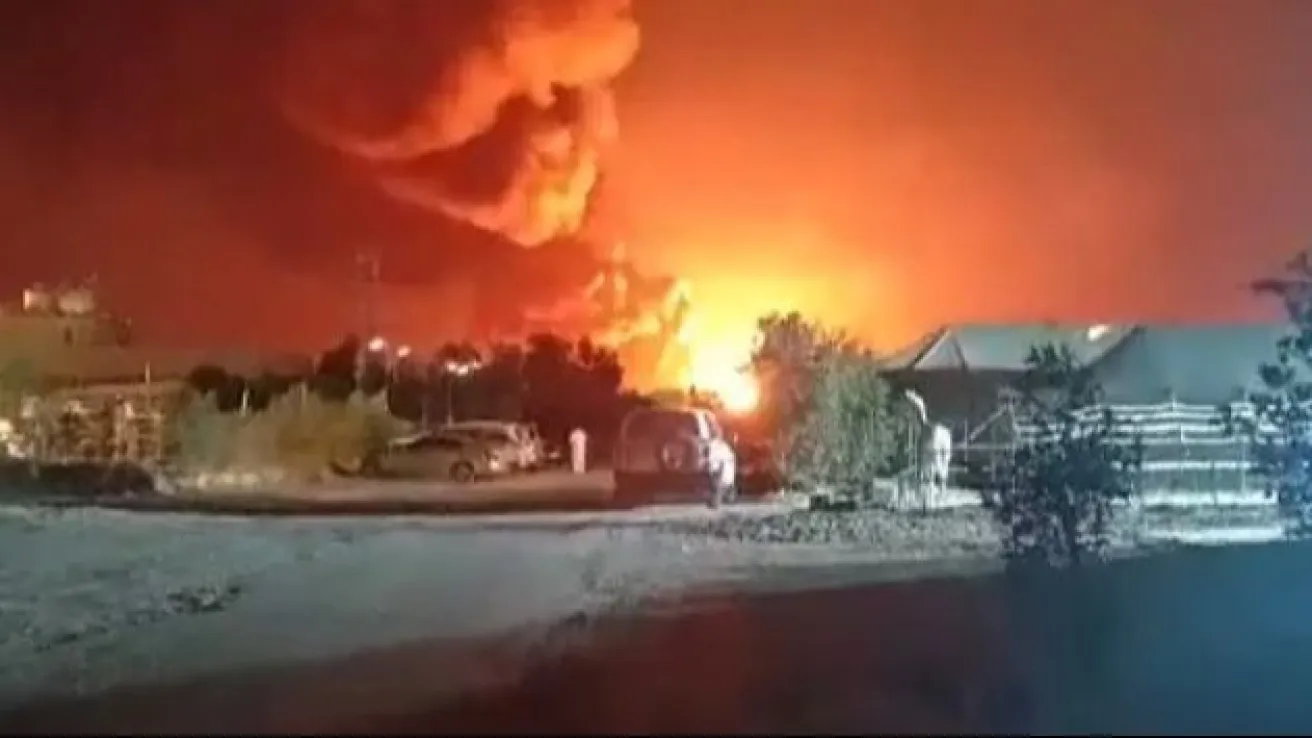 Predsjednik Sjedinjenih Američkih Država Donald Tramp (Trump) zaprijetio je Iranu &bdquo;smrću i vatrom&ldquo; ukoliko poku&scaron;a zatvoriti ili blokirati prolaz kroz Hormu&scaron;ki moreuz, poručiv&scaron;i da bi rat mogao kratko trajati. Kao odgovor na te prijetnje, Iran je lansirao bespilotne letjelice prema Saudijskoj Arabiji i Kuvajtu.  Odgovor na prijetnje  Saudijsko Ministarstvo odbrane saopćilo je da su njihove snage uni&scaron;tile vi&scaron;e dronova iznad istočnog, naftom bogatog dijela kraljevine. U Kuvajtu je Nacionalna garda objavila da 