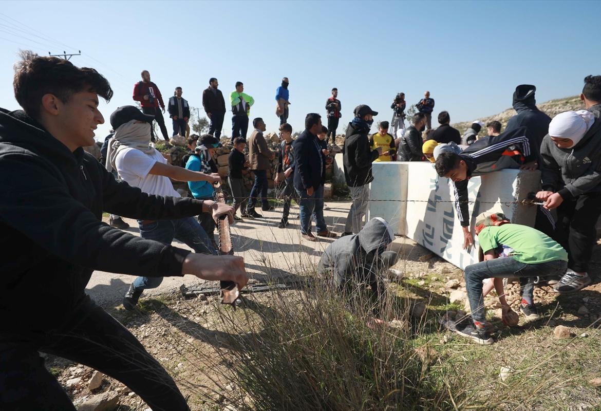 Palestinci uklanjaju barikade