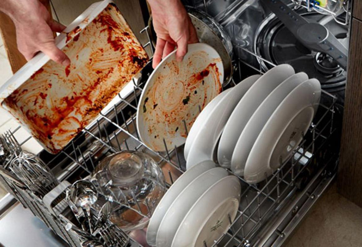 Perete suđe prije stavljanja u mašinu? Nemojte to raditi, evo i zašto