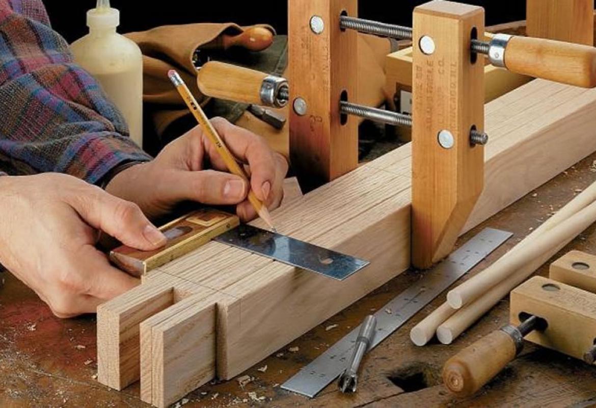 Профессия столяр плотник. Мастер столярно-плотничных, паркетных и стекольных работ. Шлифовщик по дереву. Столяр. Строитель из дерева.