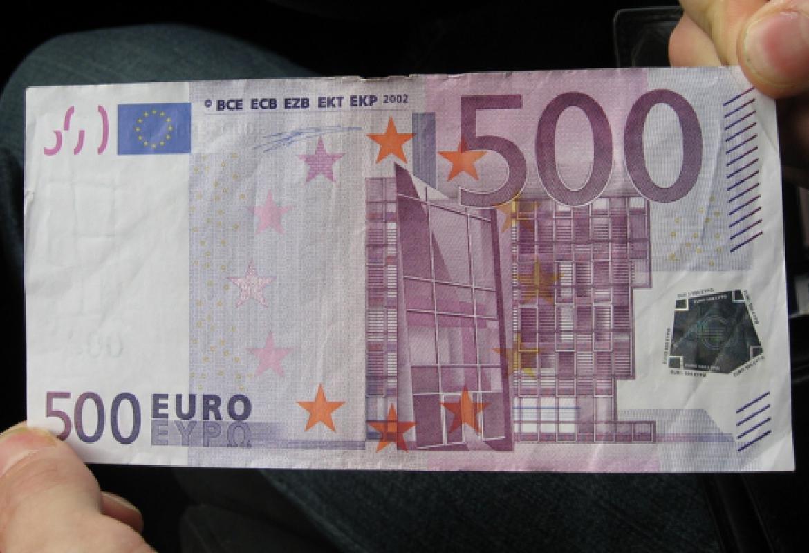 500 евро купить. 500 Евро. Новые 500 евро. 500 Euro 2002. 500 Евро в сумках.