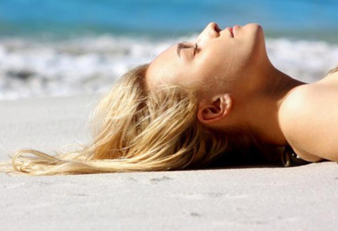 женщины на пляже. красивые волосы море. девушка на пляже. волосы на море. девушка в купальнике с коктейлем.