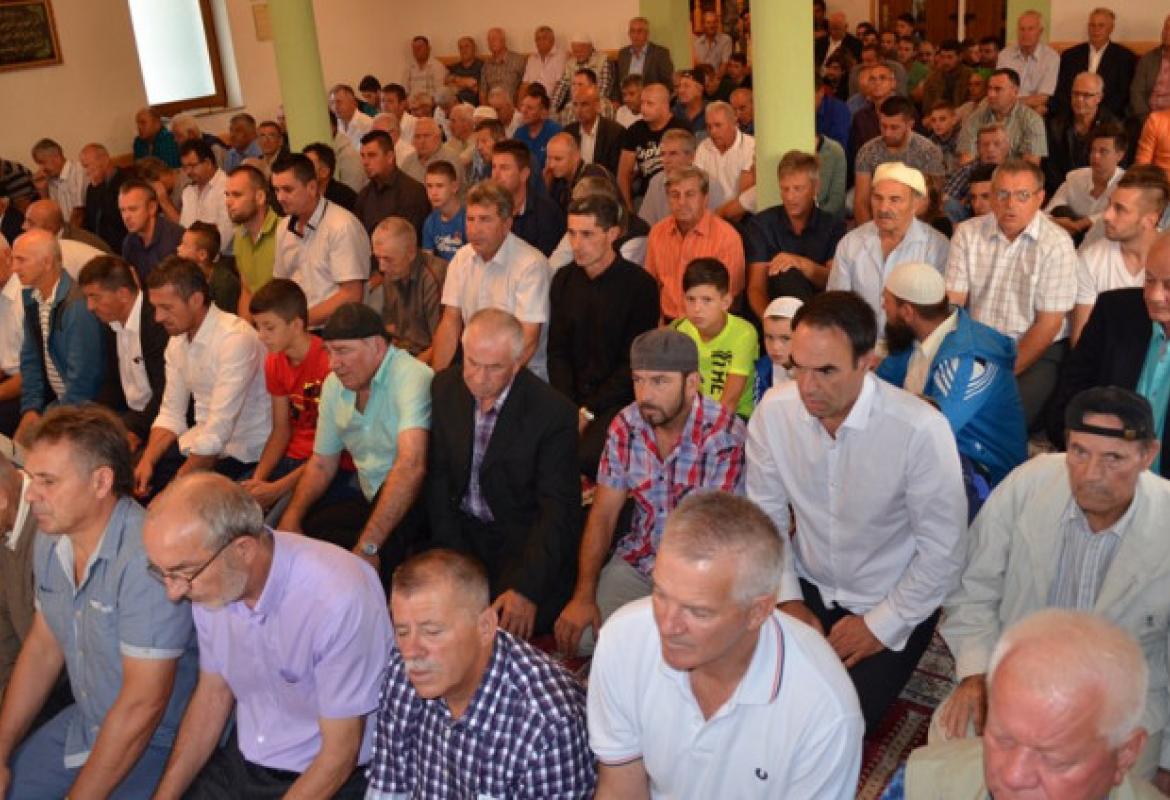 Bajram namaz Klanjan U 11 D amija Na Podru ju Med lisa IZ Kozarac