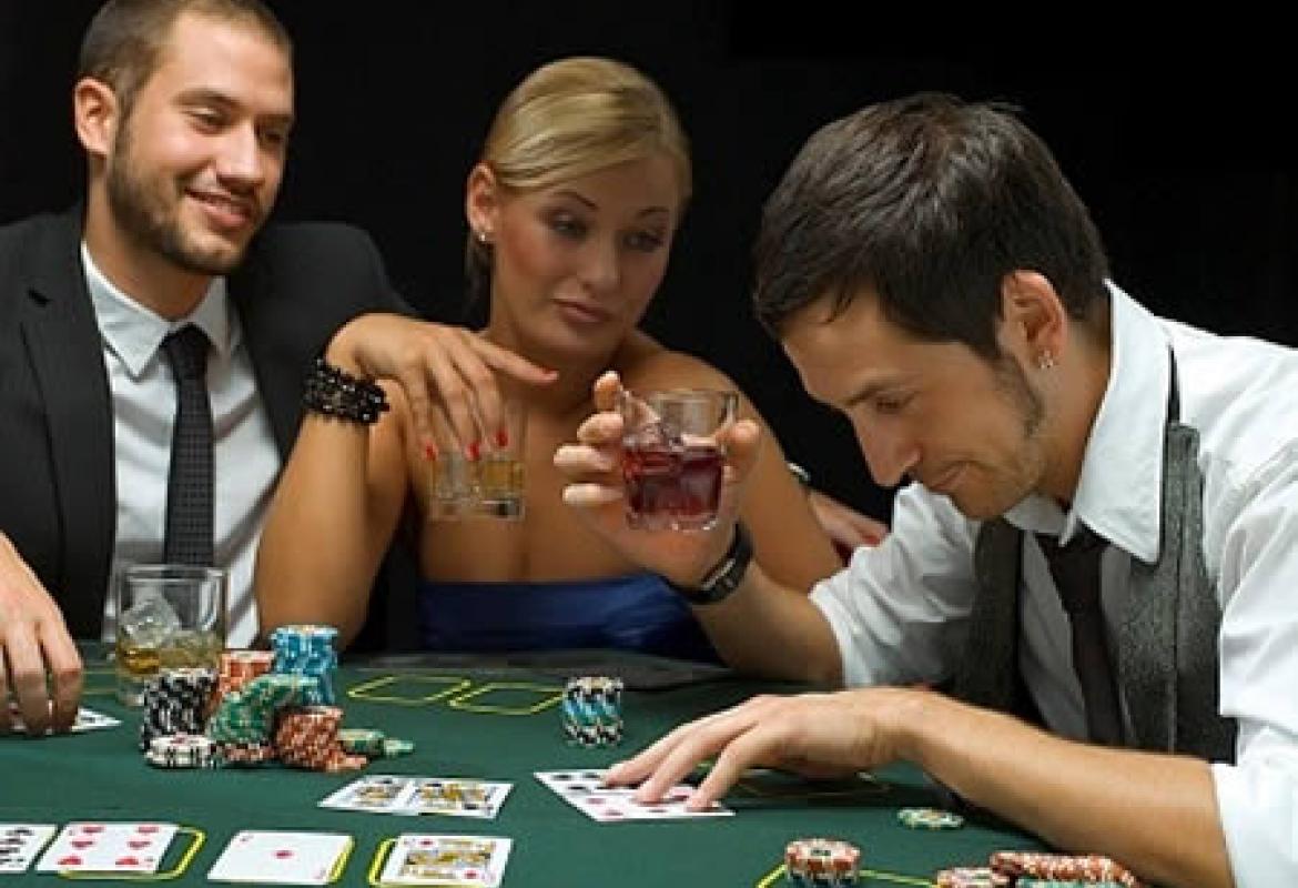 Игра покер на раздевание. Люди играют в карты. Проиграла в карты. Карты играть. Женщина играет в карты.