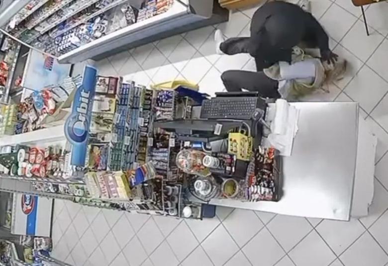 Borila se s pljačka&scaron;em. YouTube / Screenshot