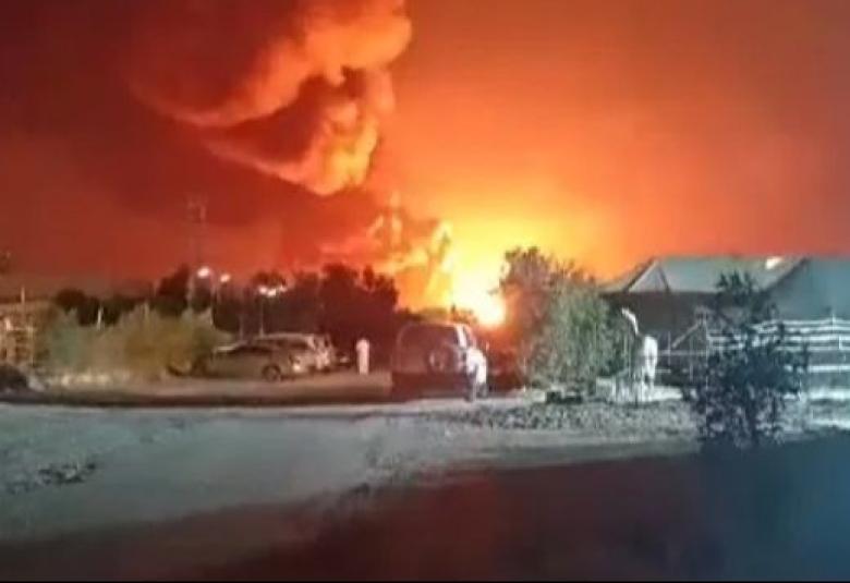 Predsjednik Sjedinjenih Američkih Država Donald Tramp (Trump) zaprijetio je Iranu &bdquo;smrću i vatrom&ldquo; ukoliko poku&scaron;a zatvoriti ili blokirati prolaz kroz Hormu&scaron;ki moreuz, poručiv&scaron;i da bi rat mogao kratko trajati. Kao odgovor na te prijetnje, Iran je lansirao bespilotne letjelice prema Saudijskoj Arabiji i Kuvajtu.  Odgovor na prijetnje  Saudijsko Ministarstvo odbrane saopćilo je da su njihove snage uni&scaron;tile vi&scaron;e dronova iznad istočnog, naftom bogatog dijela kraljevine. U Kuvajtu je Nacionalna garda objavila da 