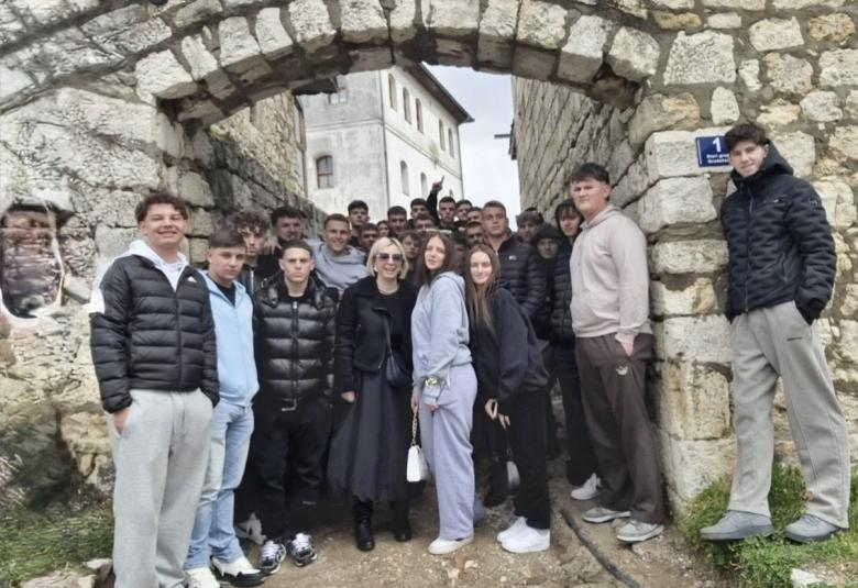 Ju srednja skola cazin