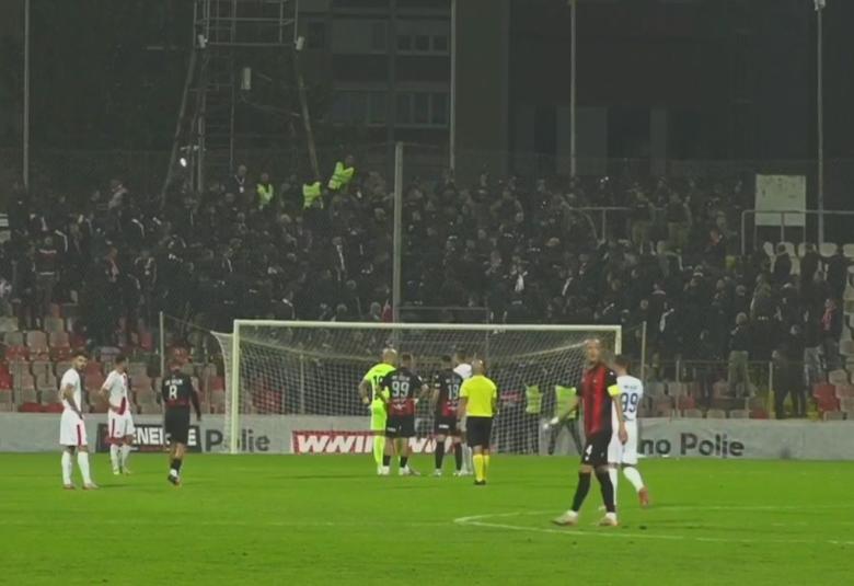 Utakmica je bila nakratko prekinuta. FOTO: Screenshot