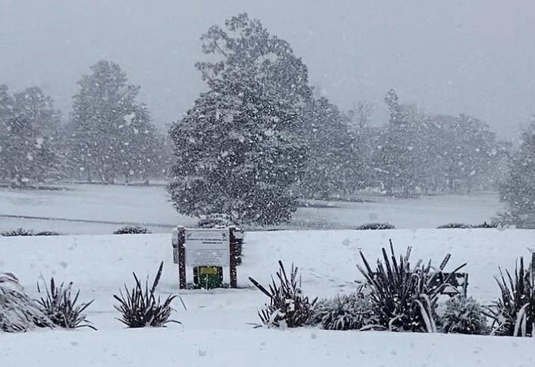 Dijelove Australije prekrio neočekivani snijeg: Djeca se grudvaju dok stotine auta ostaje zaglavljeno