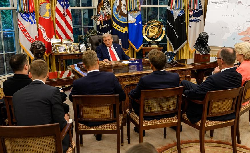 "Ko kosi, a ko vodu nosi": Fotografija koja je obilježila sastanak Trumpa i evropskih lidera