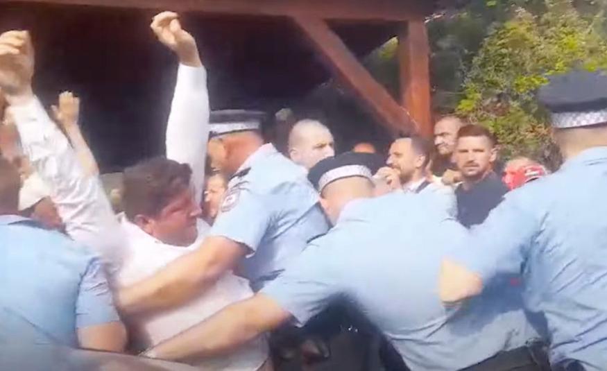 Napeto ispred kuće uhapšenog predsjednika SDS-a: Sve počelo kad je stigao gradonačelnik Bijeljine? (VIDEO)
