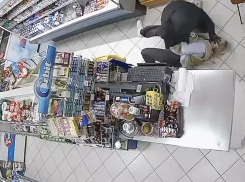 Borila se s pljačka&scaron;em. YouTube / Screenshot