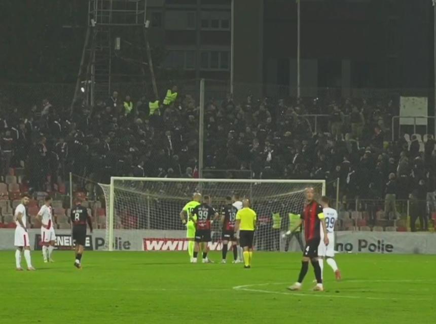 Utakmica je bila nakratko prekinuta. FOTO: Screenshot