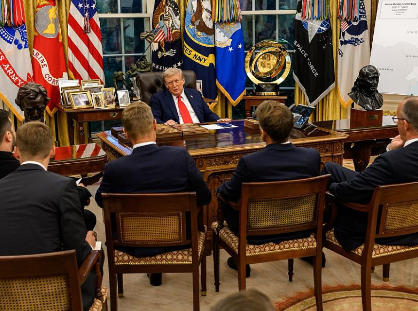 "Ko kosi, a ko vodu nosi": Fotografija koja je obilježila sastanak Trumpa i evropskih lidera